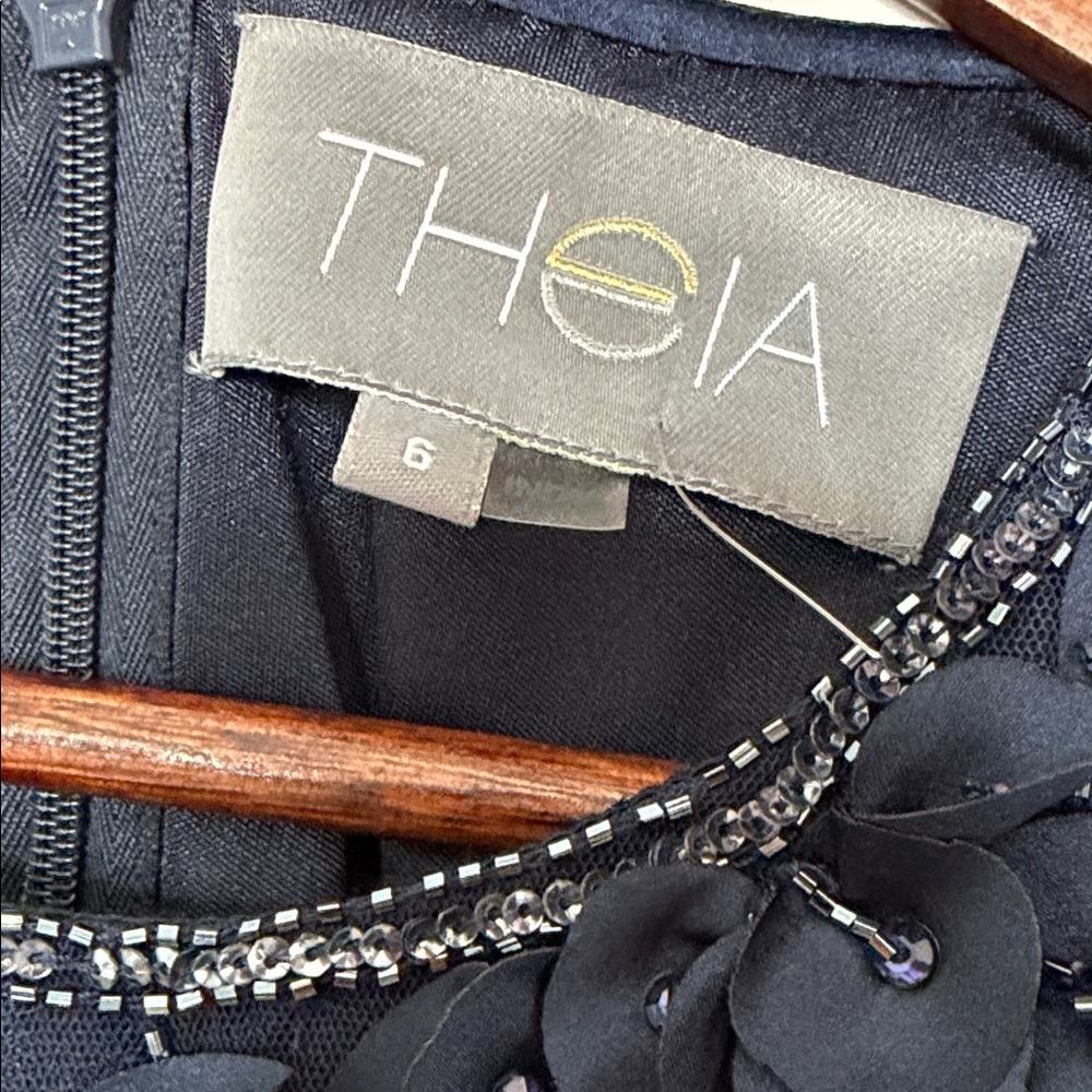 THEIA Flutter Sleeve Petal Applique Gown Midnight Blue Size 6 NWT $1295 - Picture 3 of 8